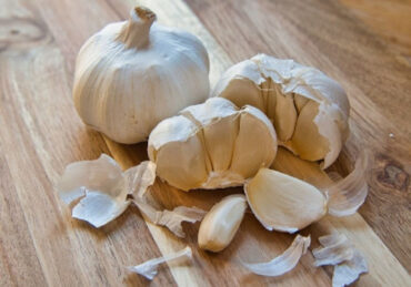 Homemade Garlic Spray for Pests (Repels Aphids, Whiteflies, Mosquitoes & Bugs)