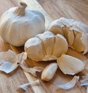 Garlic Spray for Pests (Repels Aphids, Whiteflies, Mosquitoes & Bugs)